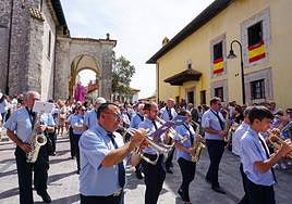 Llanes se engalana para honrar a su patrona