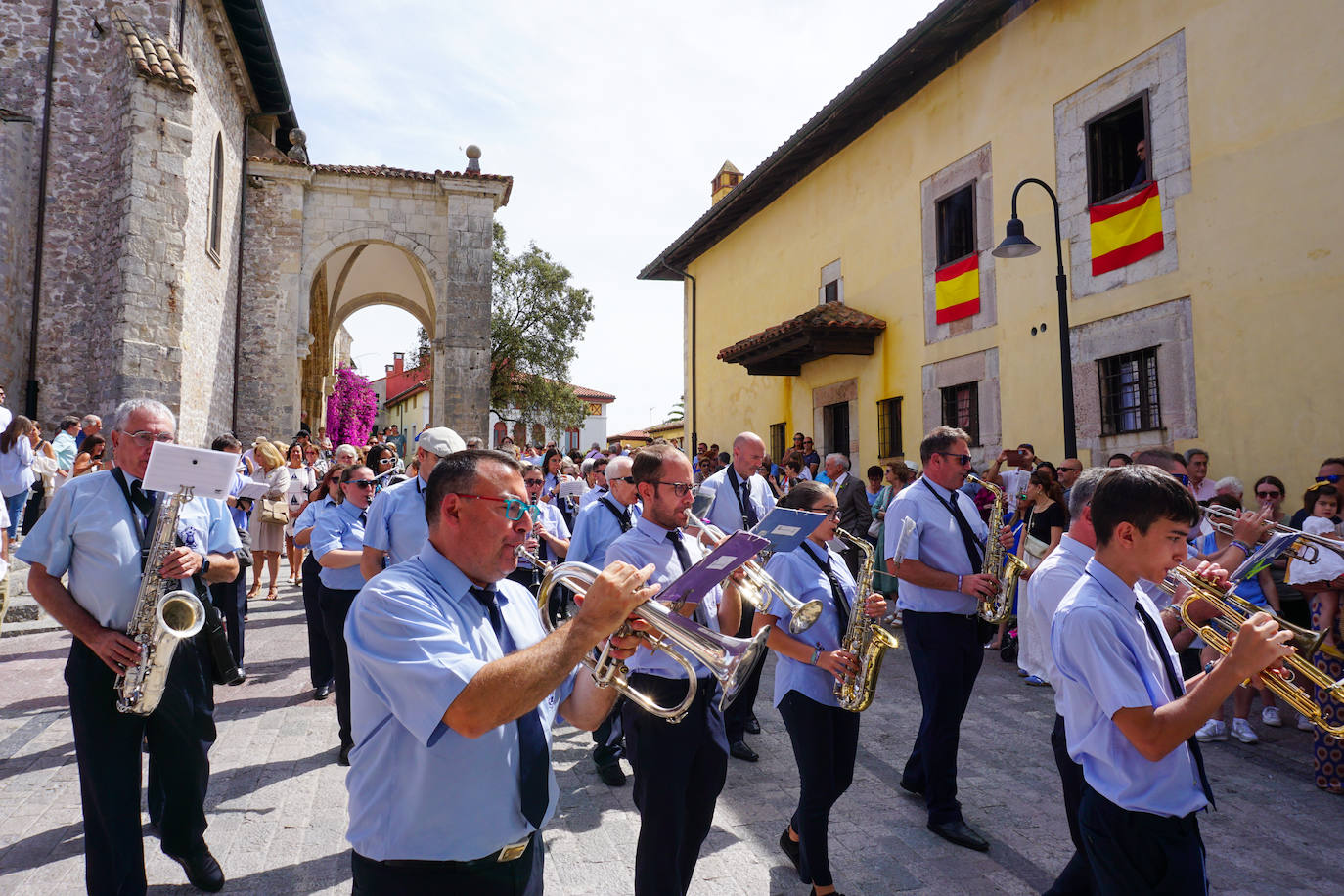 Llanes se engalana para honrar a su patrona