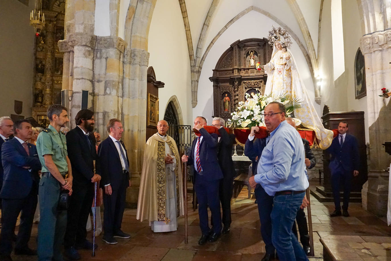 Llanes se engalana para honrar a su patrona