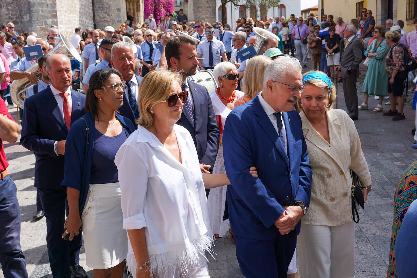 Llanes se engalana para honrar a su patrona