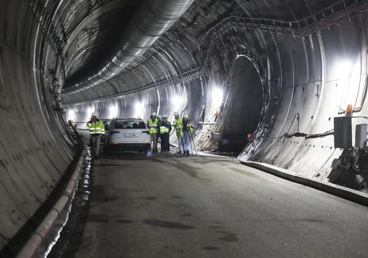 El túnel intermedio que accede a la variante desde Buiza, fotografiado en mayo, está asfaltado y con el agua canalizada. Se usará para labores de mantenimiento y acceso de servicios externos de emergencias en determinados supuestos.