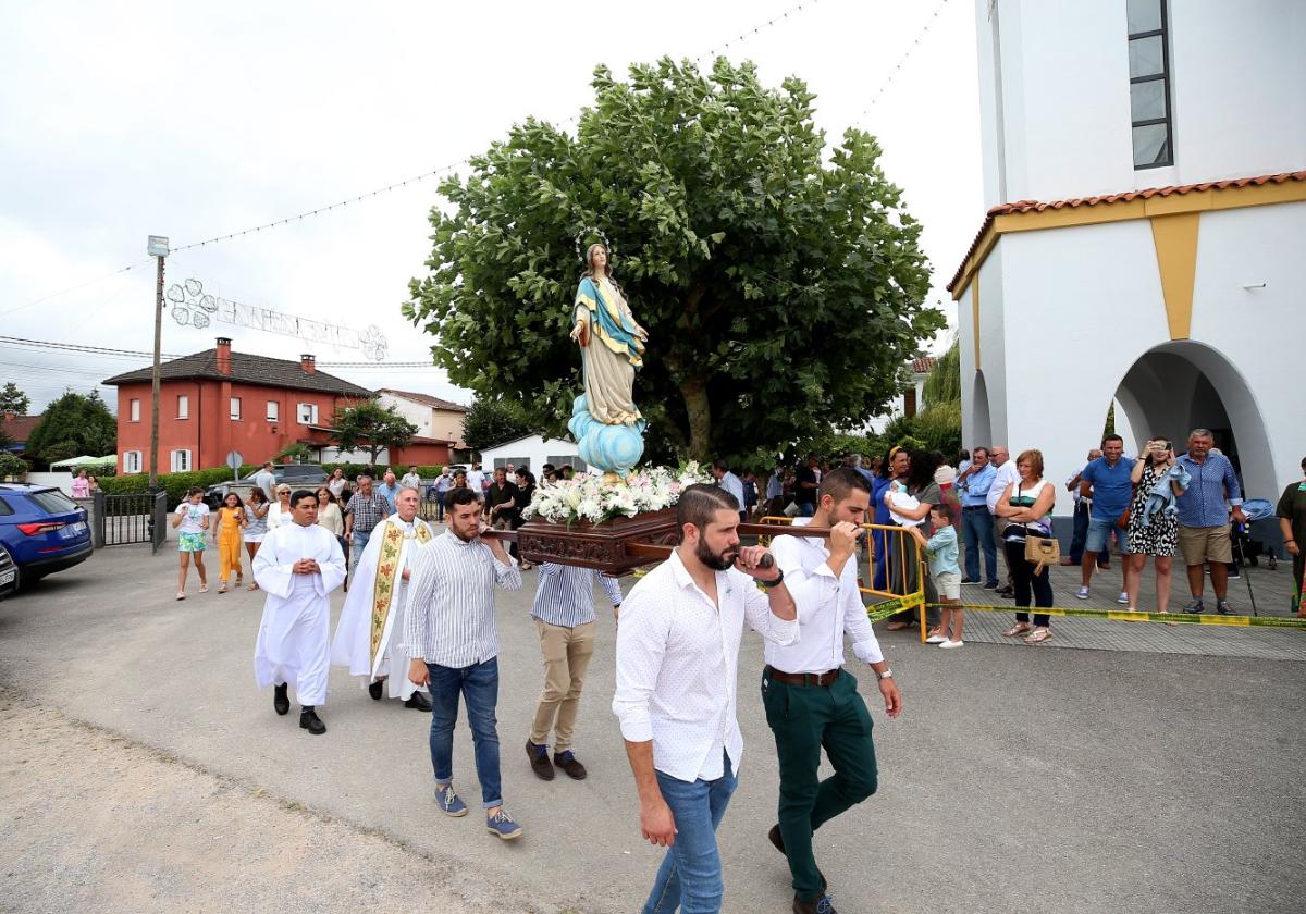 Los vecinos de Viella sacan a la patrona en procesión.