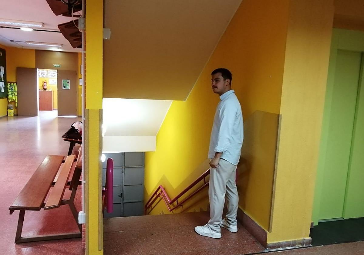 EL edil Jorge Suárez revisando los trabajos de pintura en Los Campos.