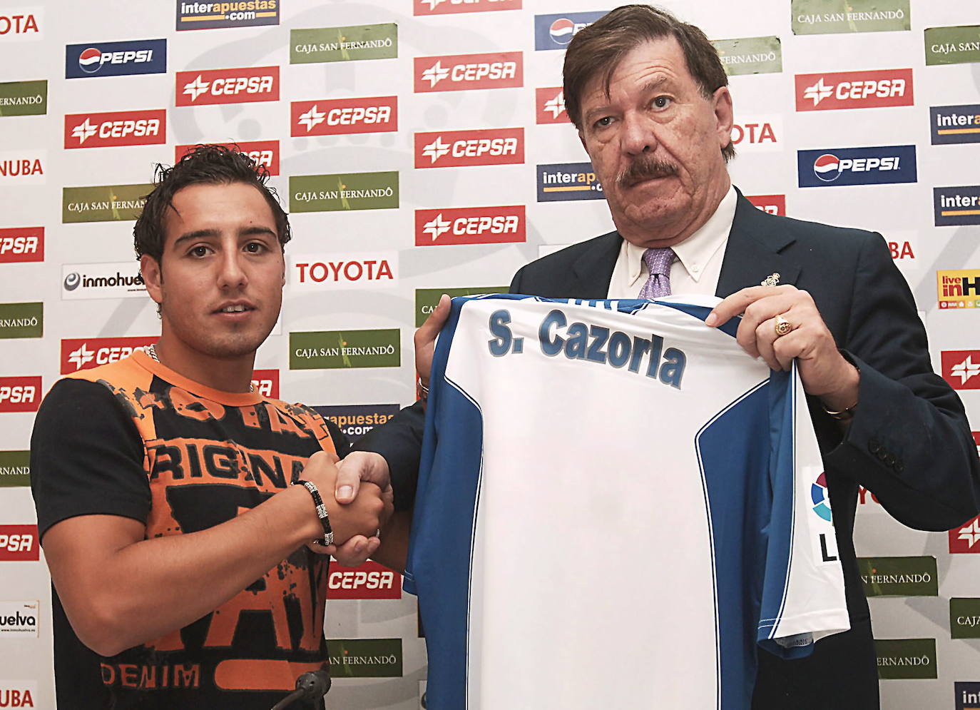 Un jovencísimo Santi Cazorla es presentado como futbolista del Recreativo de Huelva en verano de 2006