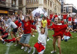 Celebración de la victoria de España en la semifinal en la plaza del Parchís