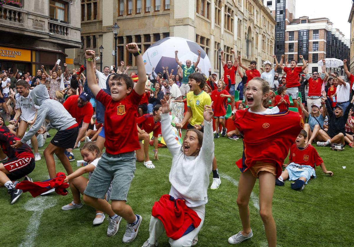 Celebración de la victoria de España en la semifinal en la plaza del Parchís