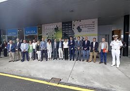 Día de Jovellanos. Foto de familia de la representación institucional y varios miembros de la Fundación Foro Jovellanos ante el busto del ilustrado gijonés en la Feria.