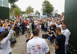 Gran expectación. La exhibición y el taller de escanciado atrajeron a una gran cantidad de público.