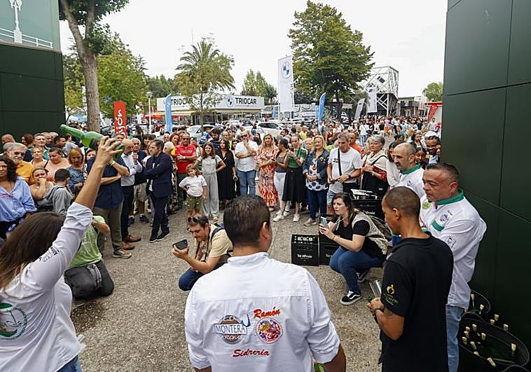Gran expectación. La exhibición y el taller de escanciado atrajeron a una gran cantidad de público.