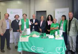 La viceconsejera de Cultura (cuarta por la derecha), con representantes de la AECC, del Banco Sabadell-Herrero y de la Ópera de Oviedo.