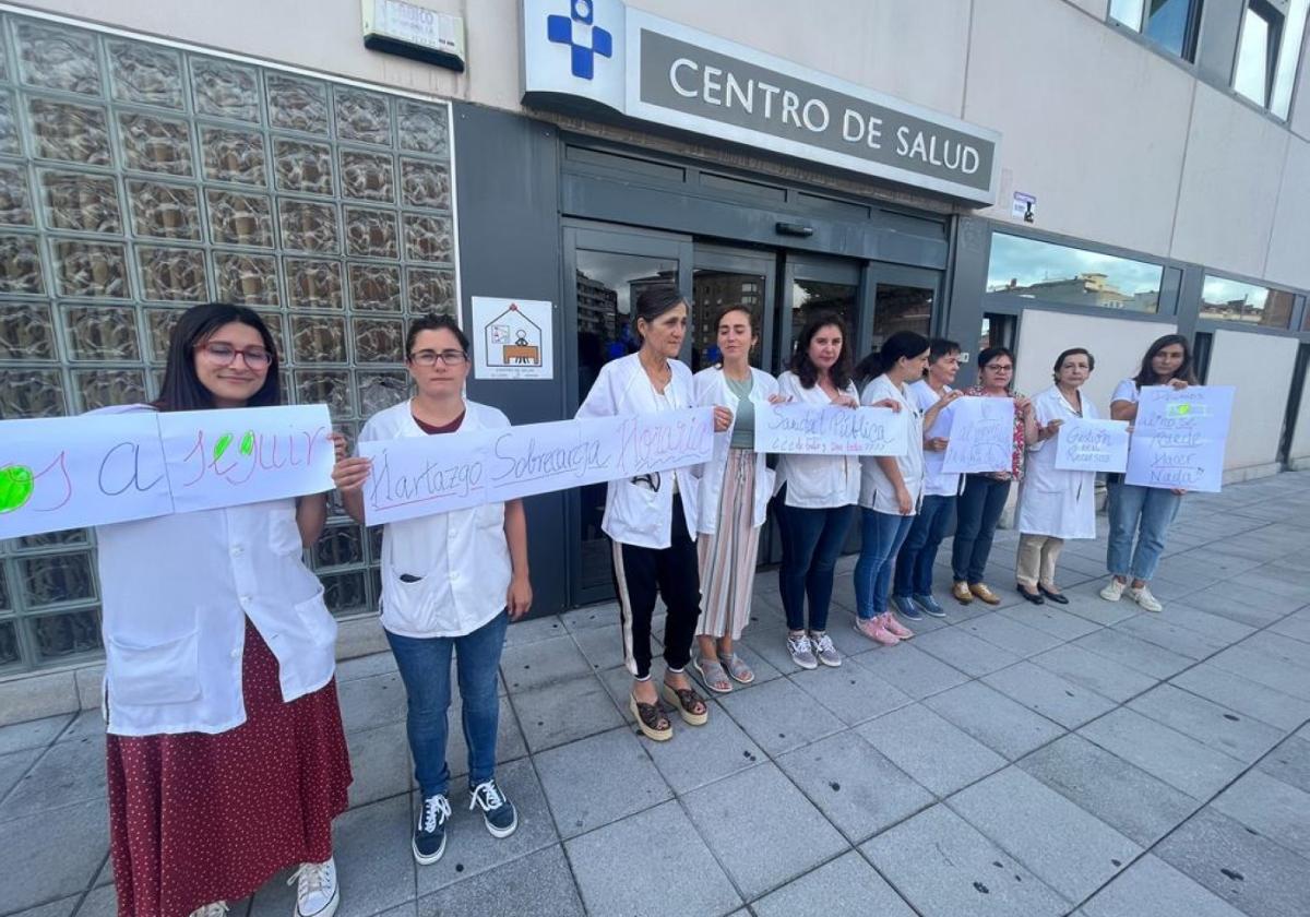 Personal médico, ante el centro de salud de La Felguera ayer.