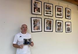 Javier Alonso posa con una de sus primeras fotos