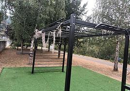 Las redes de las porterías cortadas y tiradas entre los aparatos de calistenia que están dentro del recinto deportivo de Caborana.