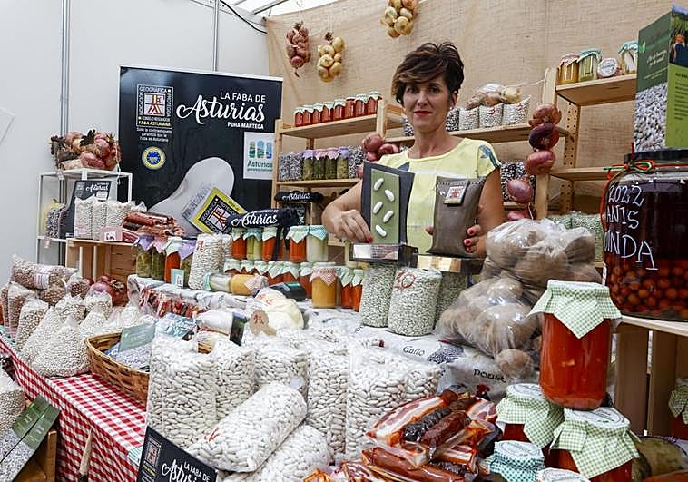 La Barreda es una pequeña empresa de producción de faba y verdina en Siero. Celia Vallina trae a la feria estos productos como otras «cosas de la huerta» entre los que se encuentra lombarda, salsa de tomate o compango. Aquí posa con dos premios, el último el XV Certamen de la Faba Asturiana del Ayuntamiento de Siero.