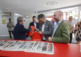 El director de EL COMERCIO, Marcelino Gutiérrez, entrega los obsequios del estand al director general de Medio Natural y al consejero Alejandro Calvo, junto al responsable de marketing de periódico, Diego Oliveira. El consejero analizó la composición de su departamento y la edición de la Fidma.