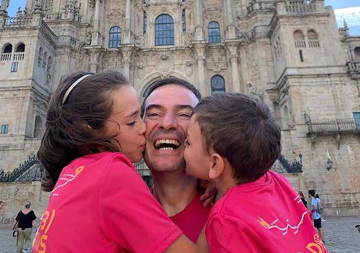 Lola y Yago besan a su padre al llegar a Santiago.
