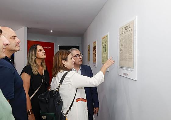 Adriana Lastra lee la primera portada de EL COMERCIO, de  1878, en presencia del director, Marcelino Gutiérrez, con Rita  Camblor, Monchu García y  Roberto García Morís.