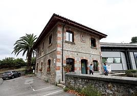 Un hombre y una mujer salen del albergue peregrinos de Grado, que está a rebosar este verano.