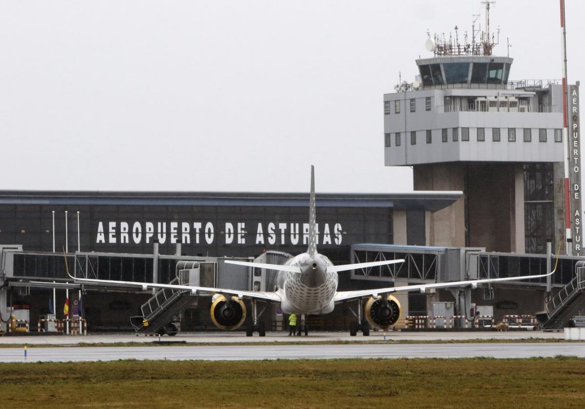 Una aeronave de Vueling, bajo la torre de control.