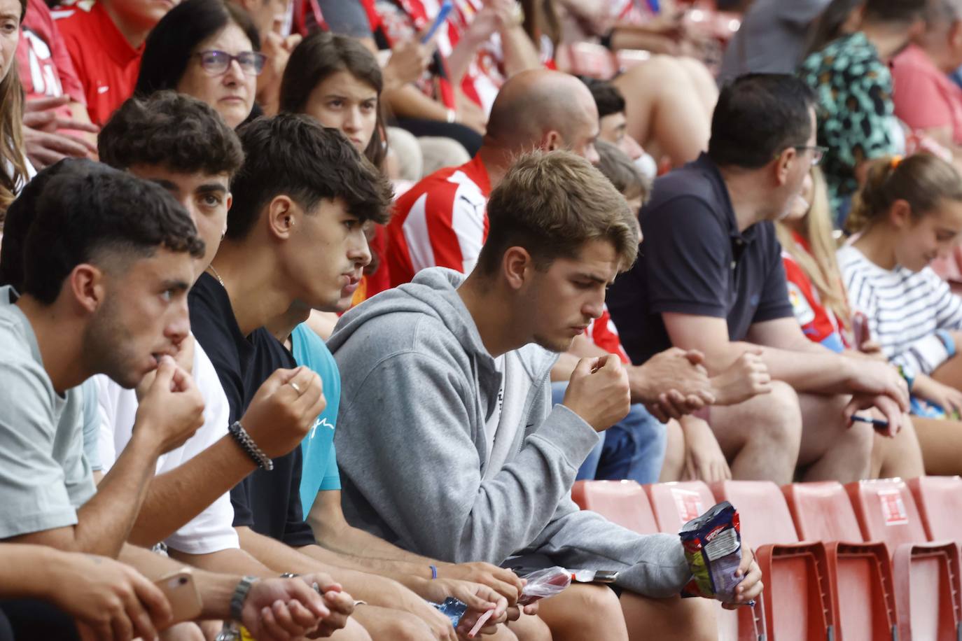 ¿Estuviste en el Sporting - Mirandés? ¡Búscate en las fotos!