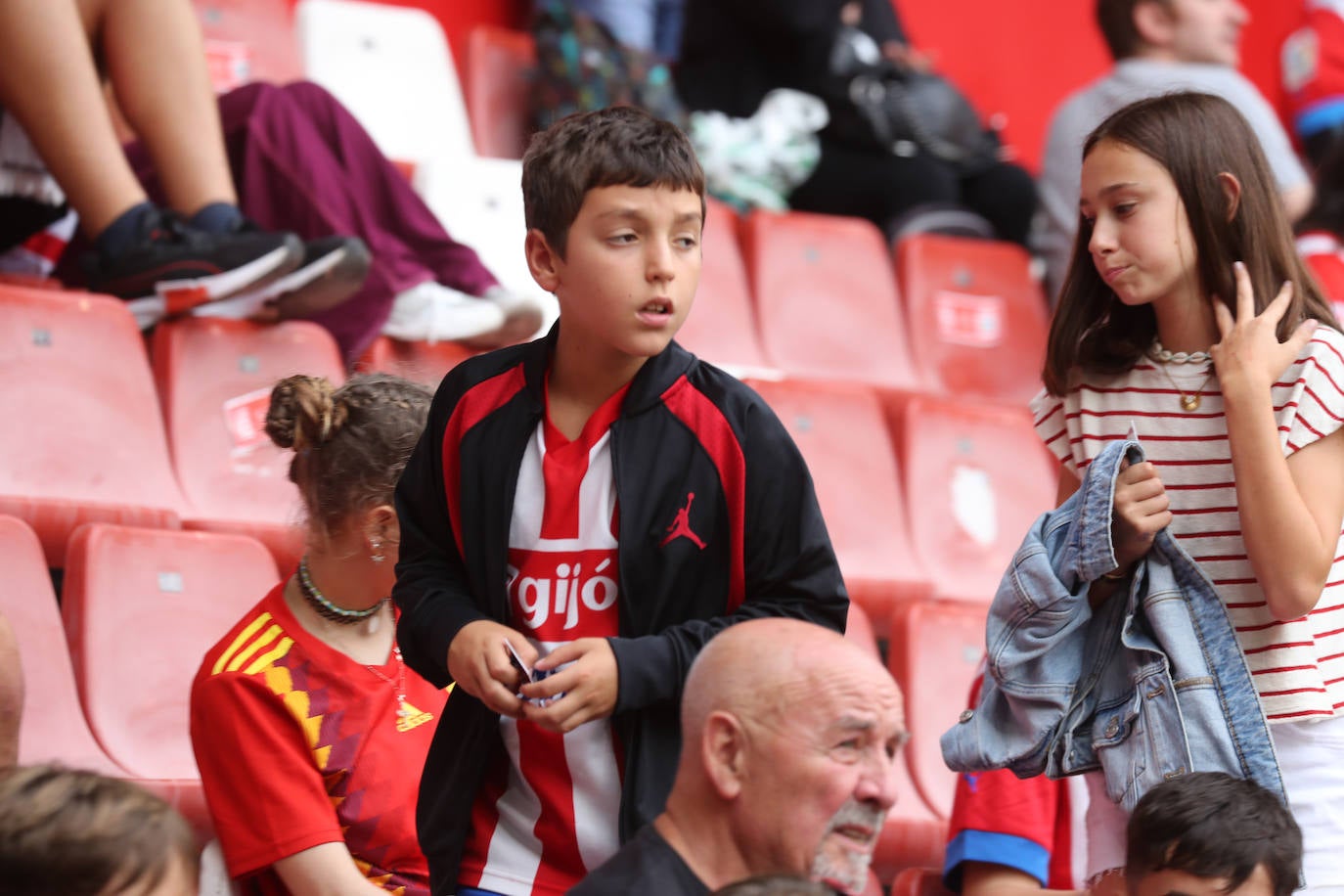 ¿Estuviste en el Sporting - Mirandés? ¡Búscate en las fotos!