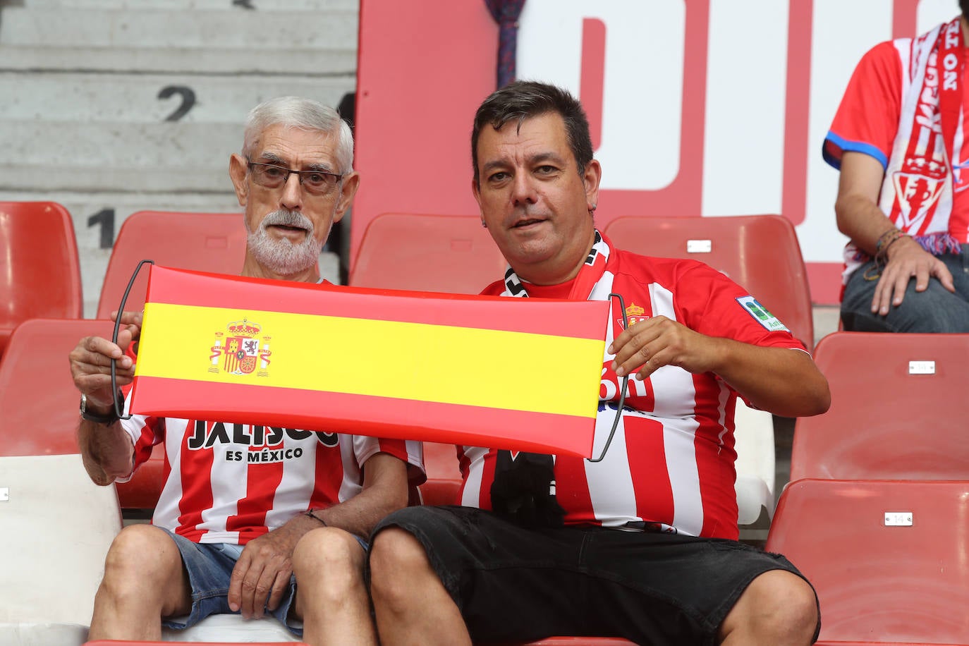 ¿Estuviste en el Sporting - Mirandés? ¡Búscate en las fotos!