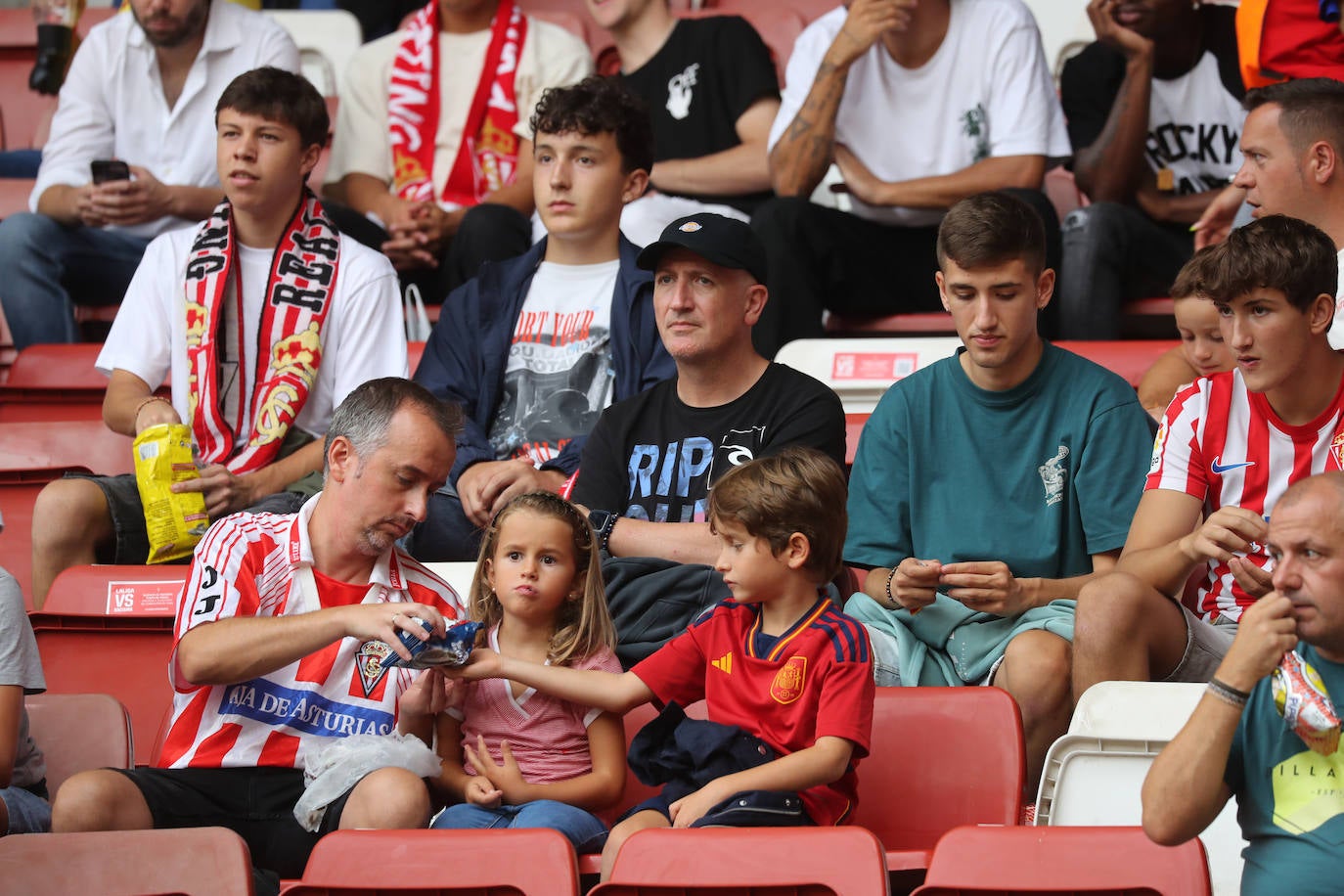 ¿Estuviste en el Sporting - Mirandés? ¡Búscate en las fotos!