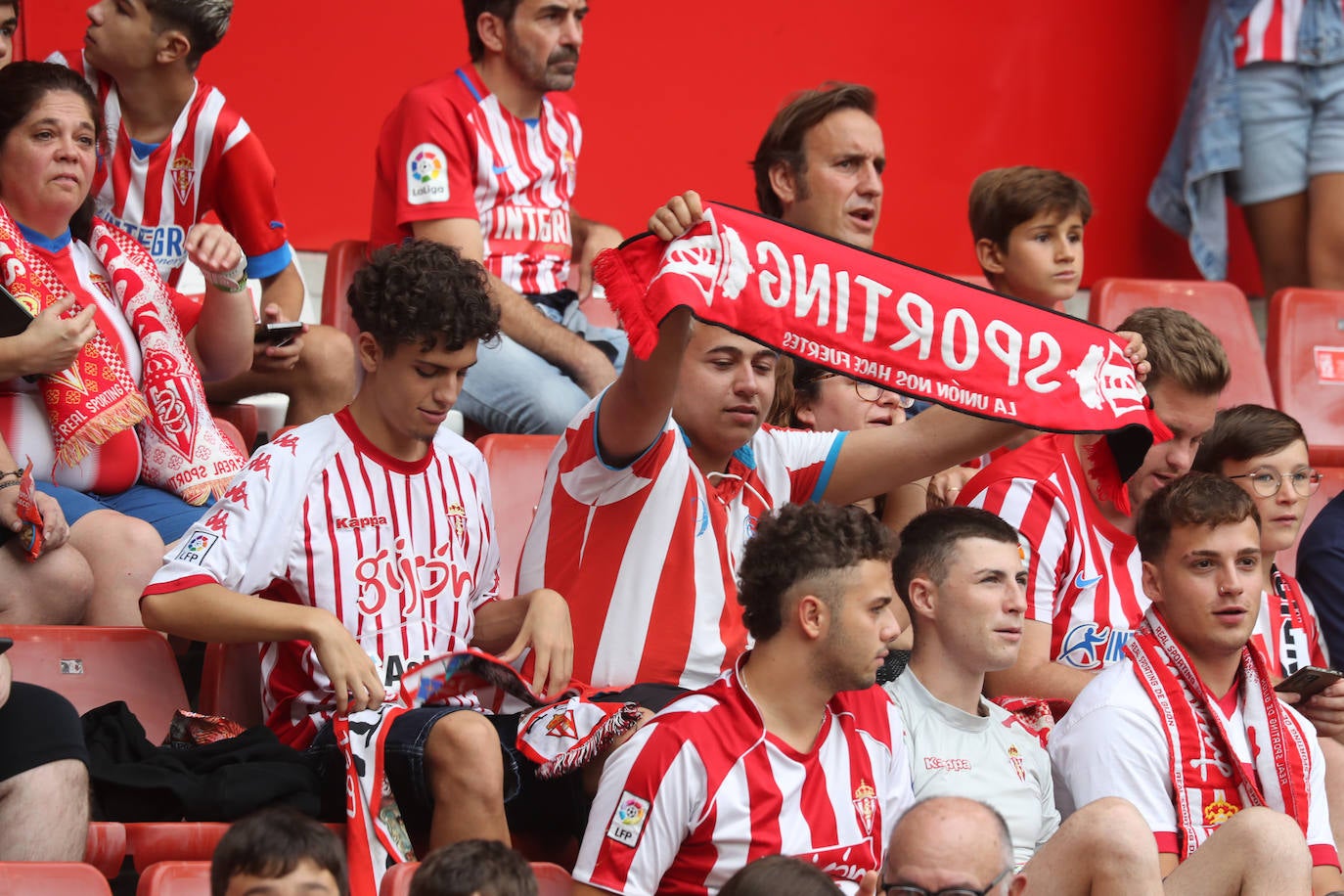 ¿Estuviste en el Sporting - Mirandés? ¡Búscate en las fotos!