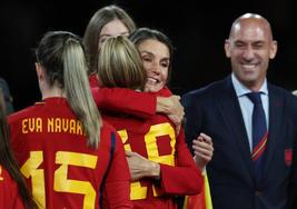 La reina Sofía felicita a Olga Carmona, que firmó el gol de la victoria de España.