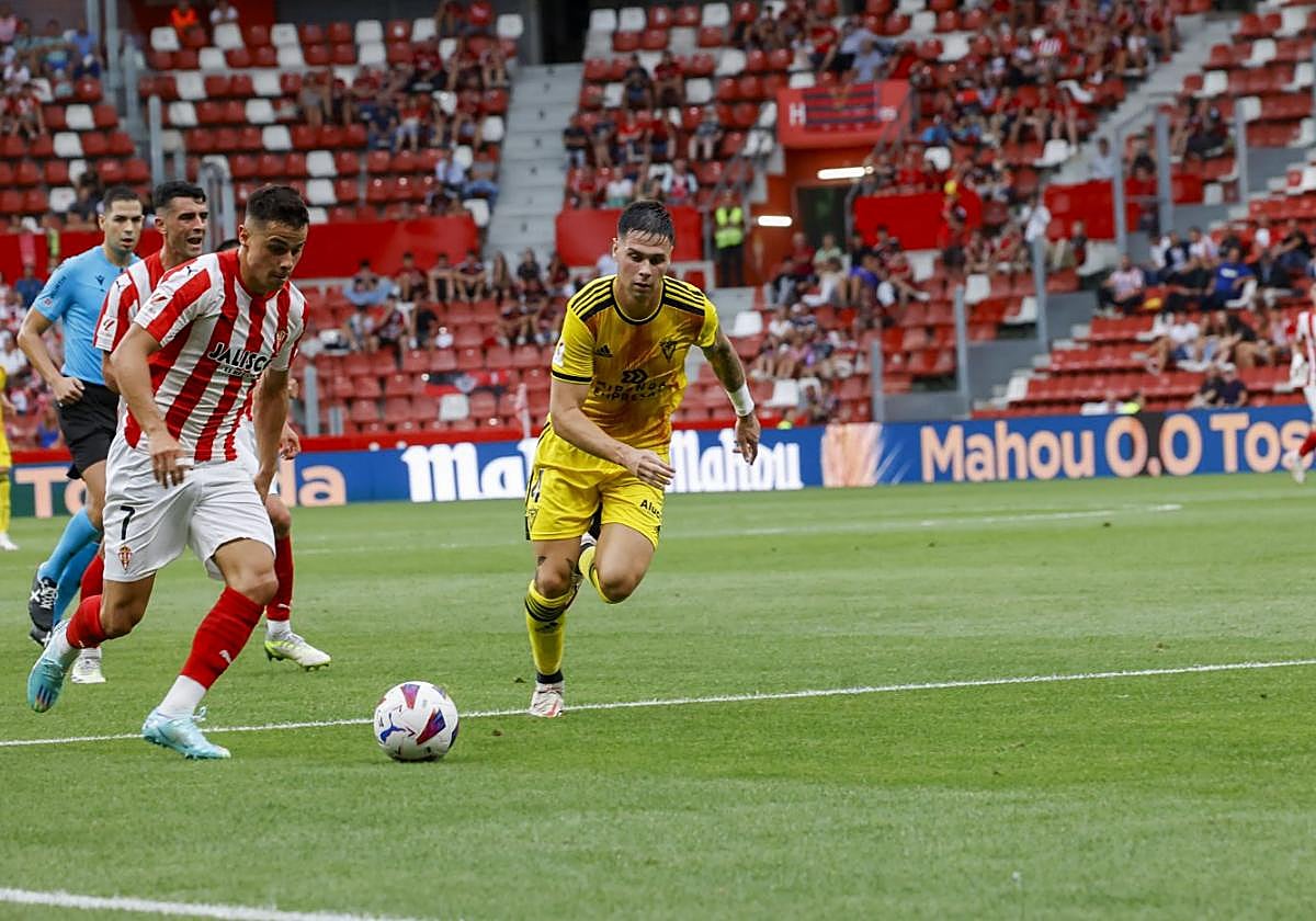 Gaspar, tras recibir un pase de Pascanu, se prepara para chutar y batir al guardameta Luis López en la jugada del tercer gol rojiblanco.
