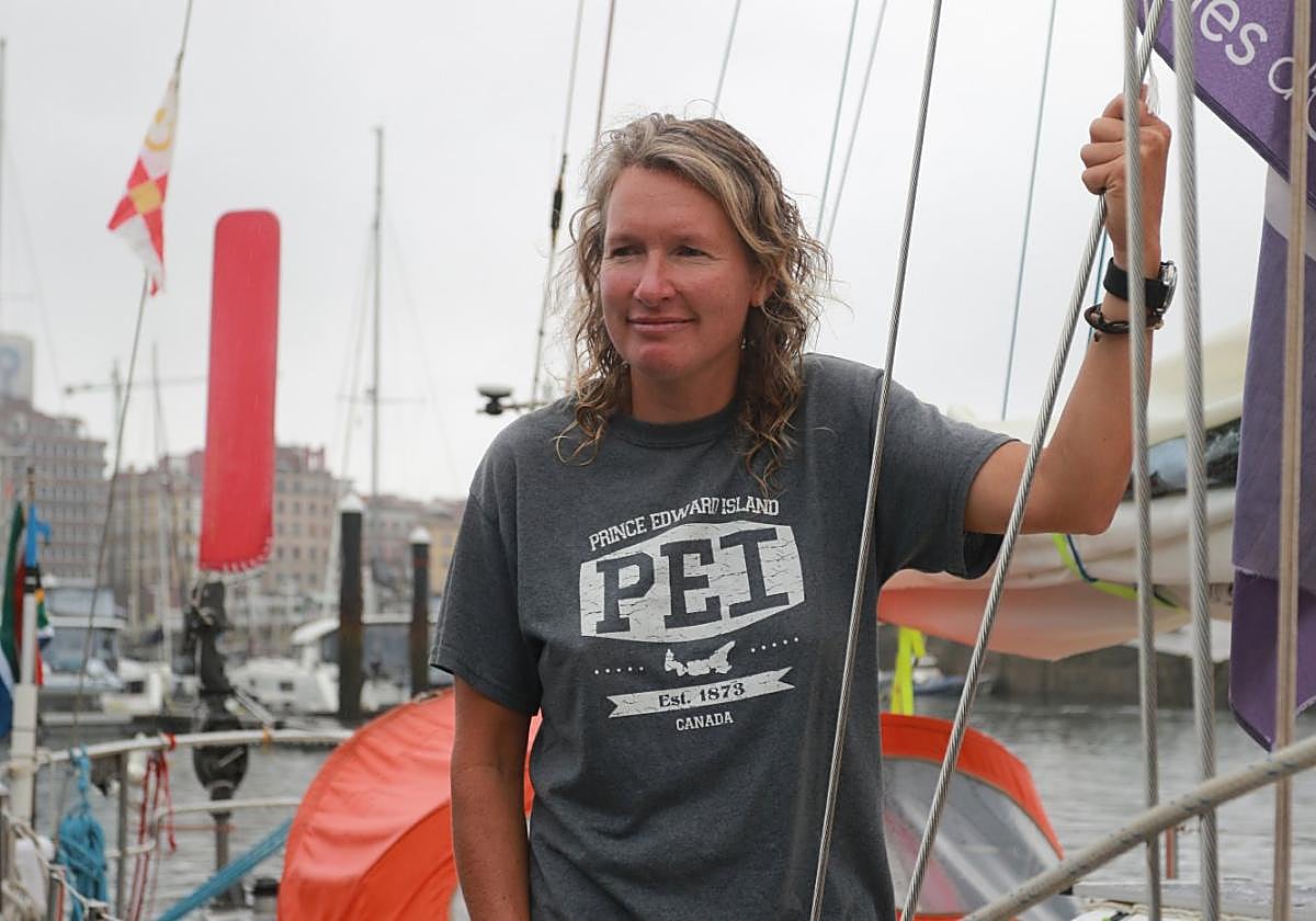 La sudafricana Kirsten Neuschäfer llegó ayer a Gijón tras proclamarse en  abril la primera mujer en ganar la Golden Globe Race.