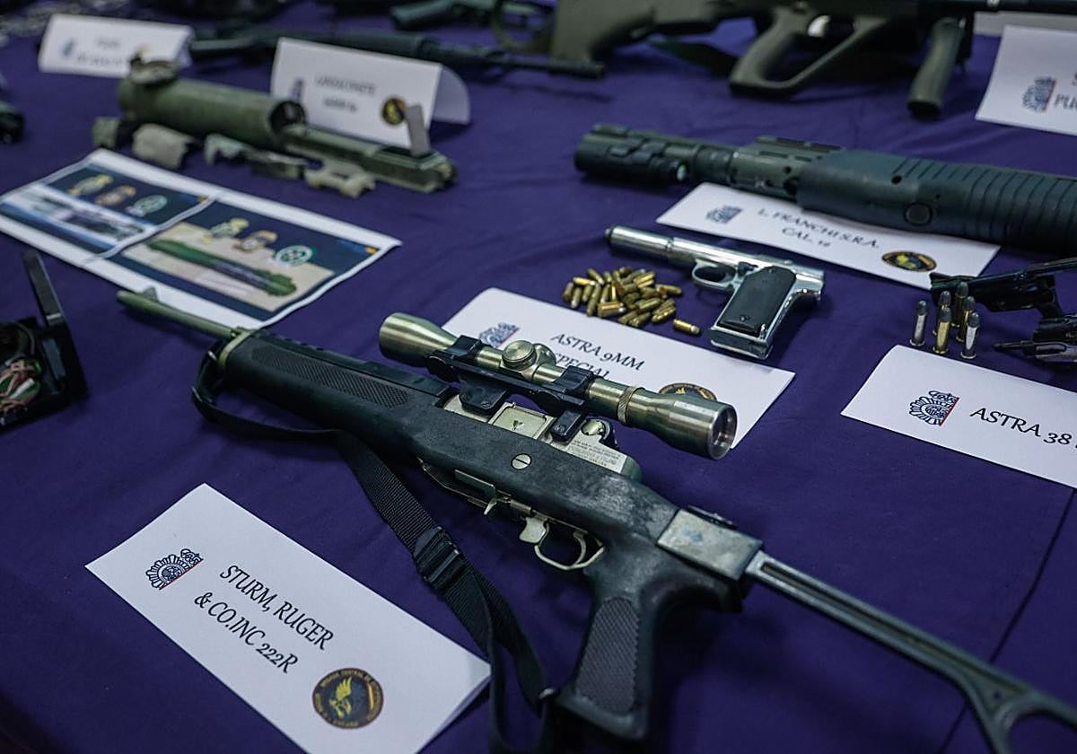 La Policía Nacional mostrando a la prensa a principios de diciembre el arsenal incautado al detener a 'El Matador' y su banda en una nave en Siero.