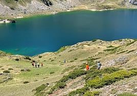 Varios grupos de senderistas se dirigen al lago Calabazosa, o lago Negro, uno de los cuatro de los que conforman los Lagos de Saliencia.