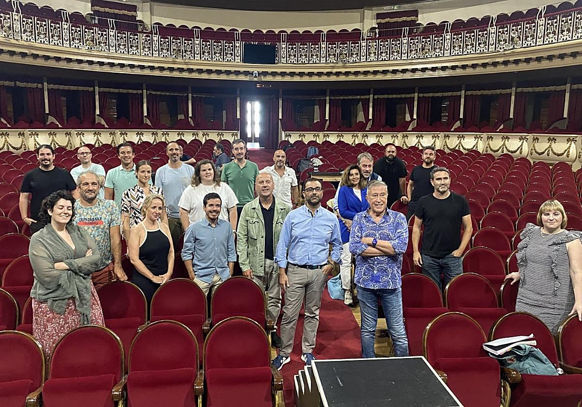 David Álvarez con Sagi, Nuno Coelho, Celestino Varela y el elenco.