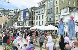 Los gigantes y cabezudos recorrieron las calles de Luarca, que hoy vive el día de San Timoteo. á. r.