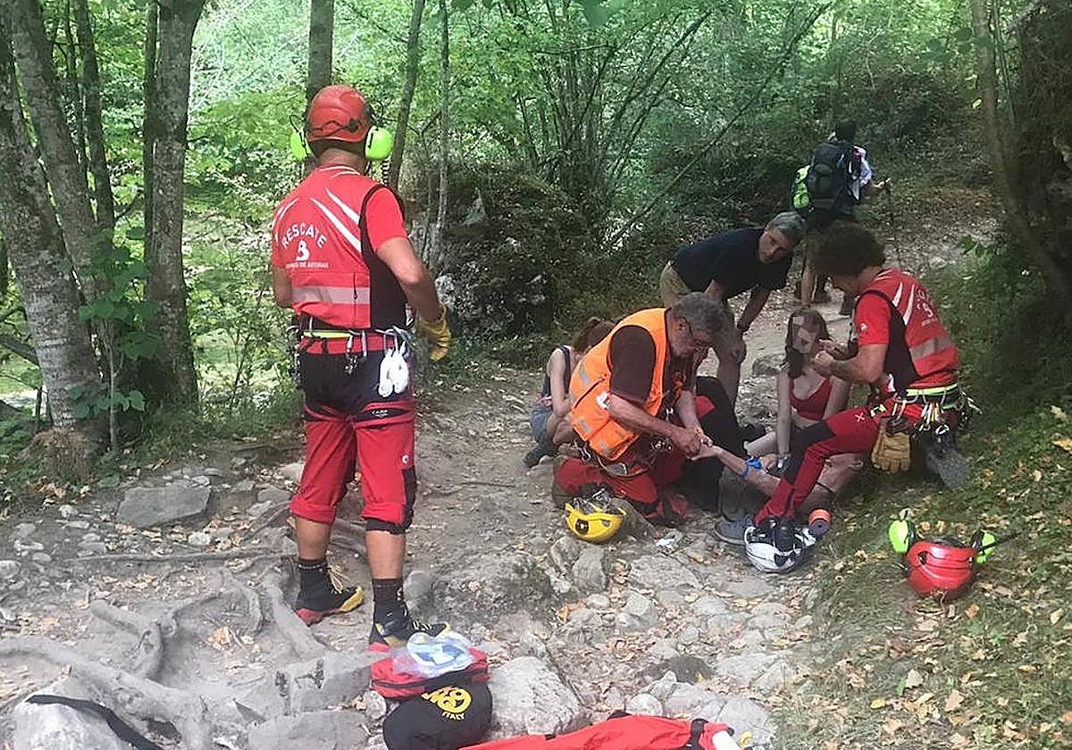 Los efectivos del SEPA atienden a la mujer herida.