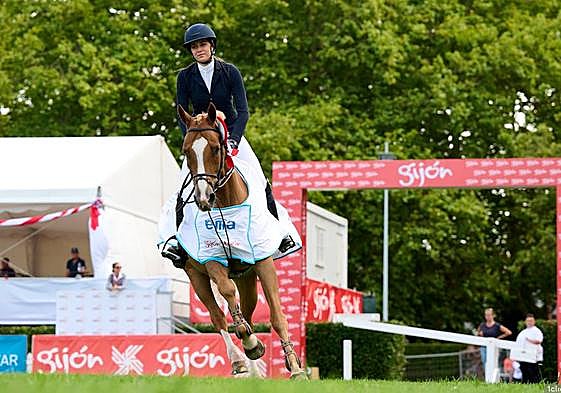 Sira Martínez Callell a lomos de 'Devise du Salbey'.