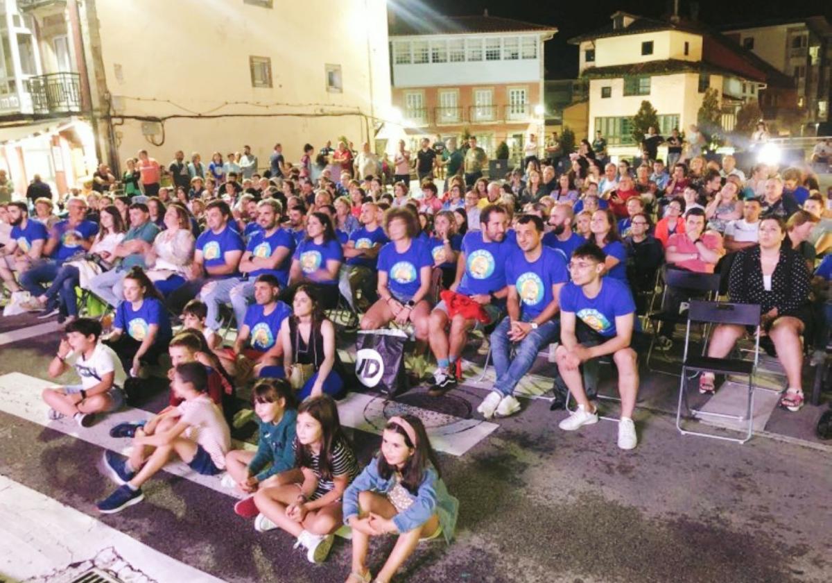 La plaza del Ayuntamiento de Tineo, llena de vecinos para ver juntos a su equipo, el 'Chosco Team', luchar por el pase a la final del Grand Prix.