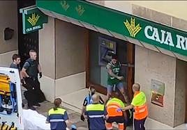 El detenido propina una segunda patada al agente herido, ya en el suelo.