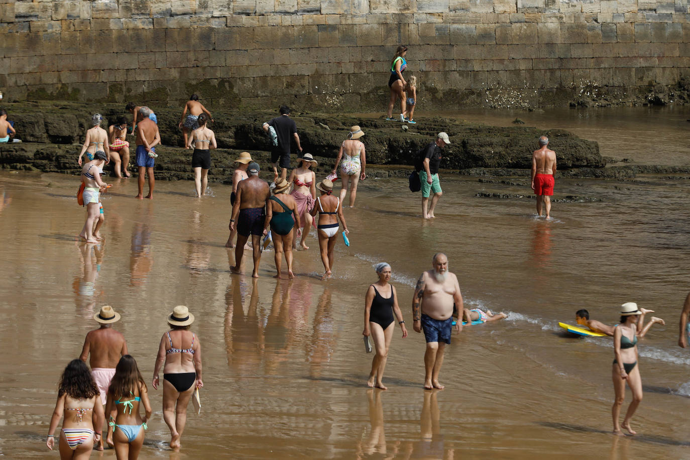 Asturias busca agua y sombra para refrescarse