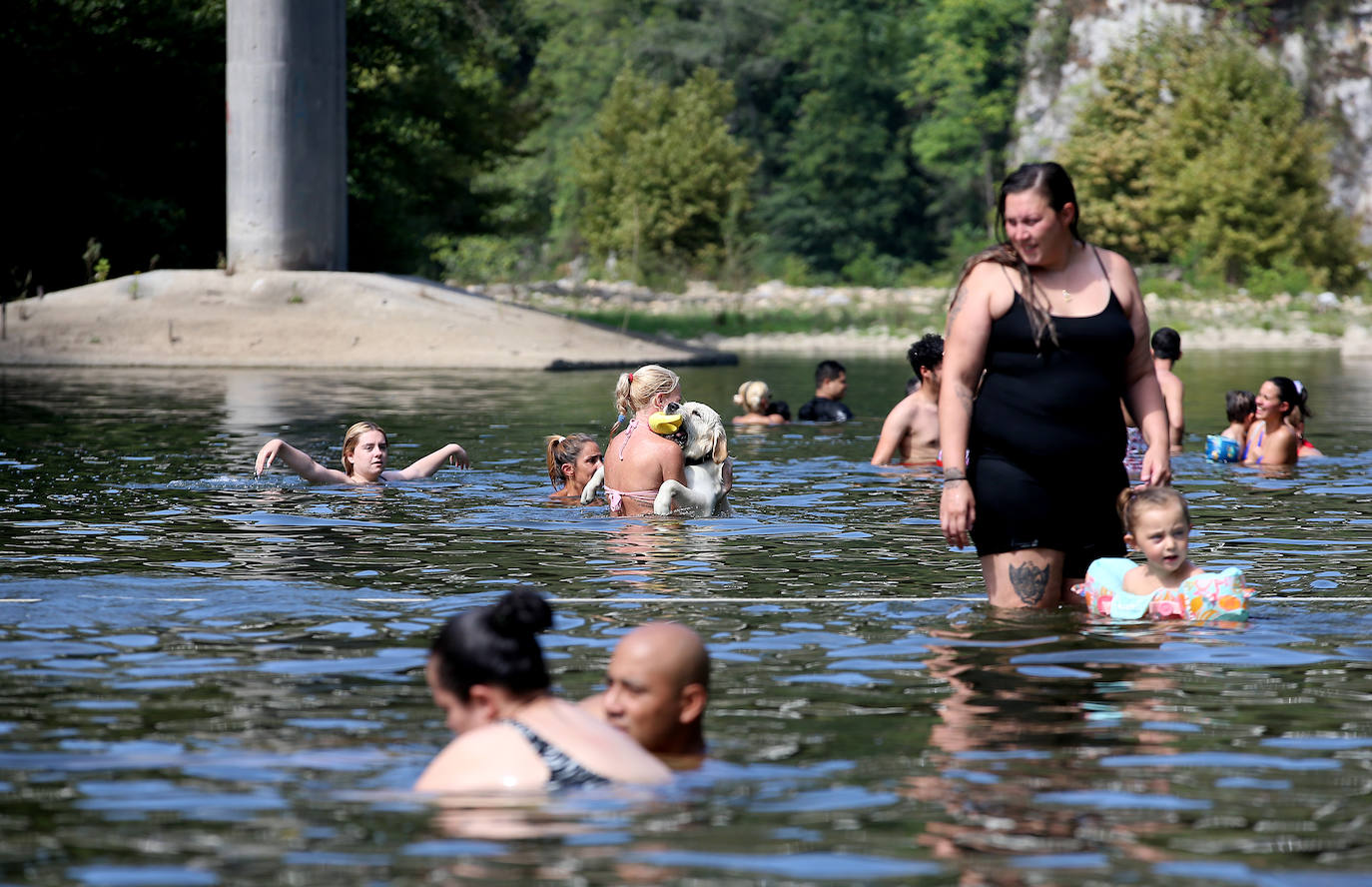 Asturias busca agua y sombra para refrescarse