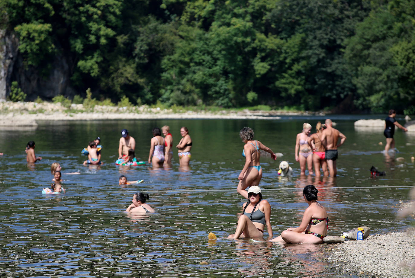 Asturias busca agua y sombra para refrescarse