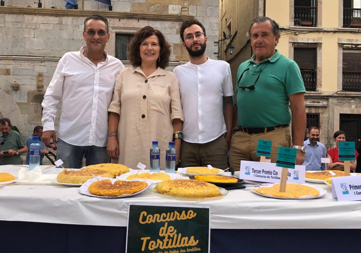 María Luisa Fernández, acompañada de los jurados Jaime Uz, Miguel Martínez y Emilio Pérez-Abad.