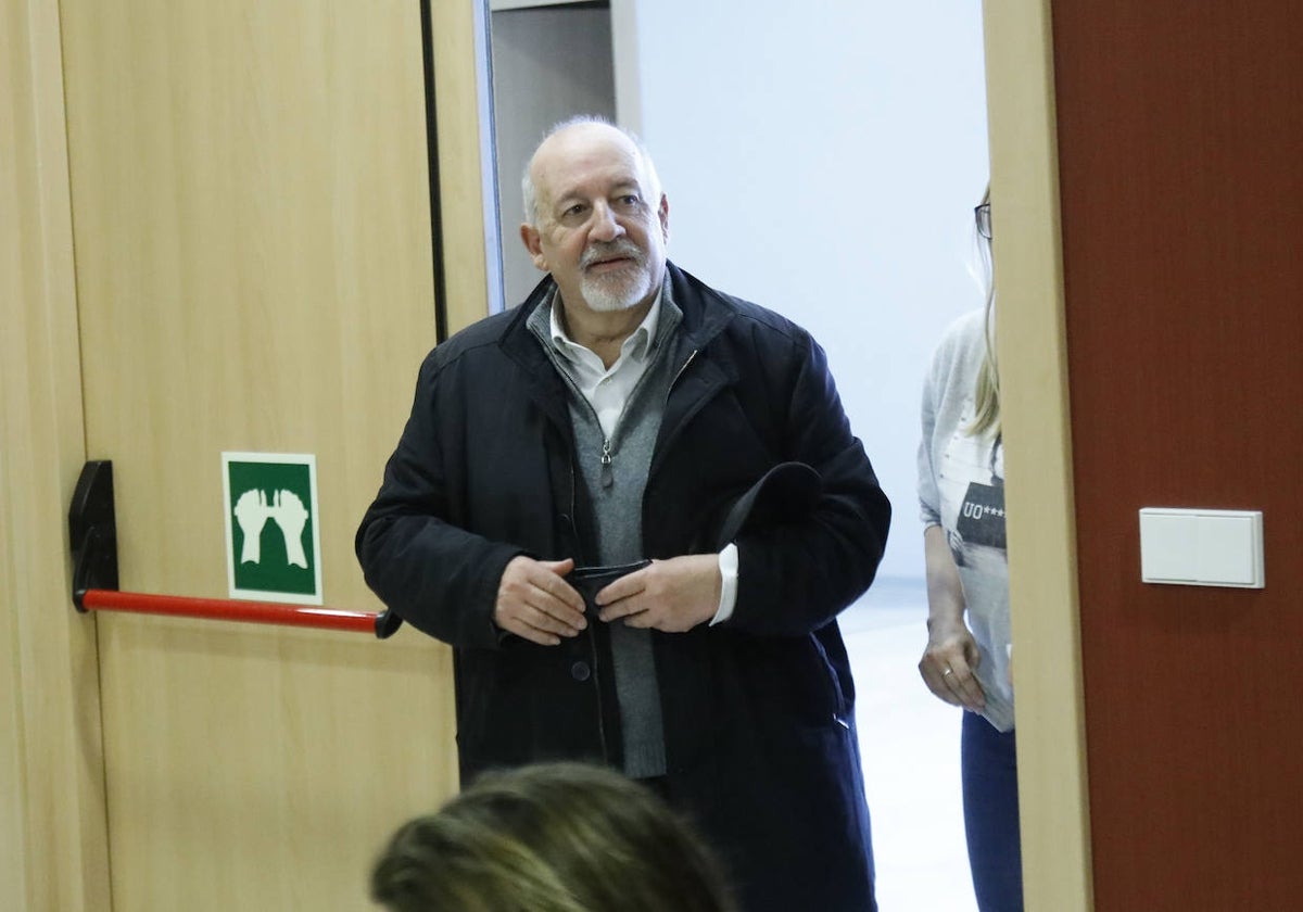 El 'padre Chus' en el juzgado, el pasado mes de abril.