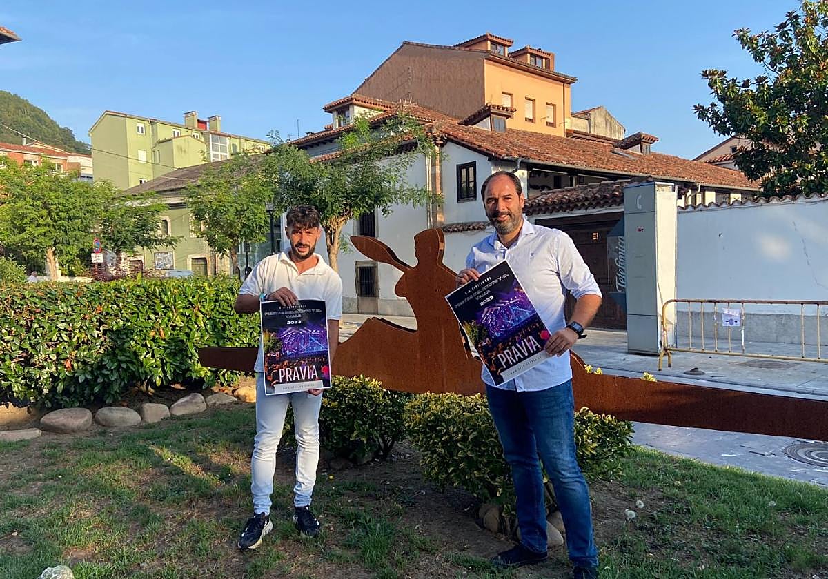 Alejandro del Busto y David Álvarez con el programa de fiestas.