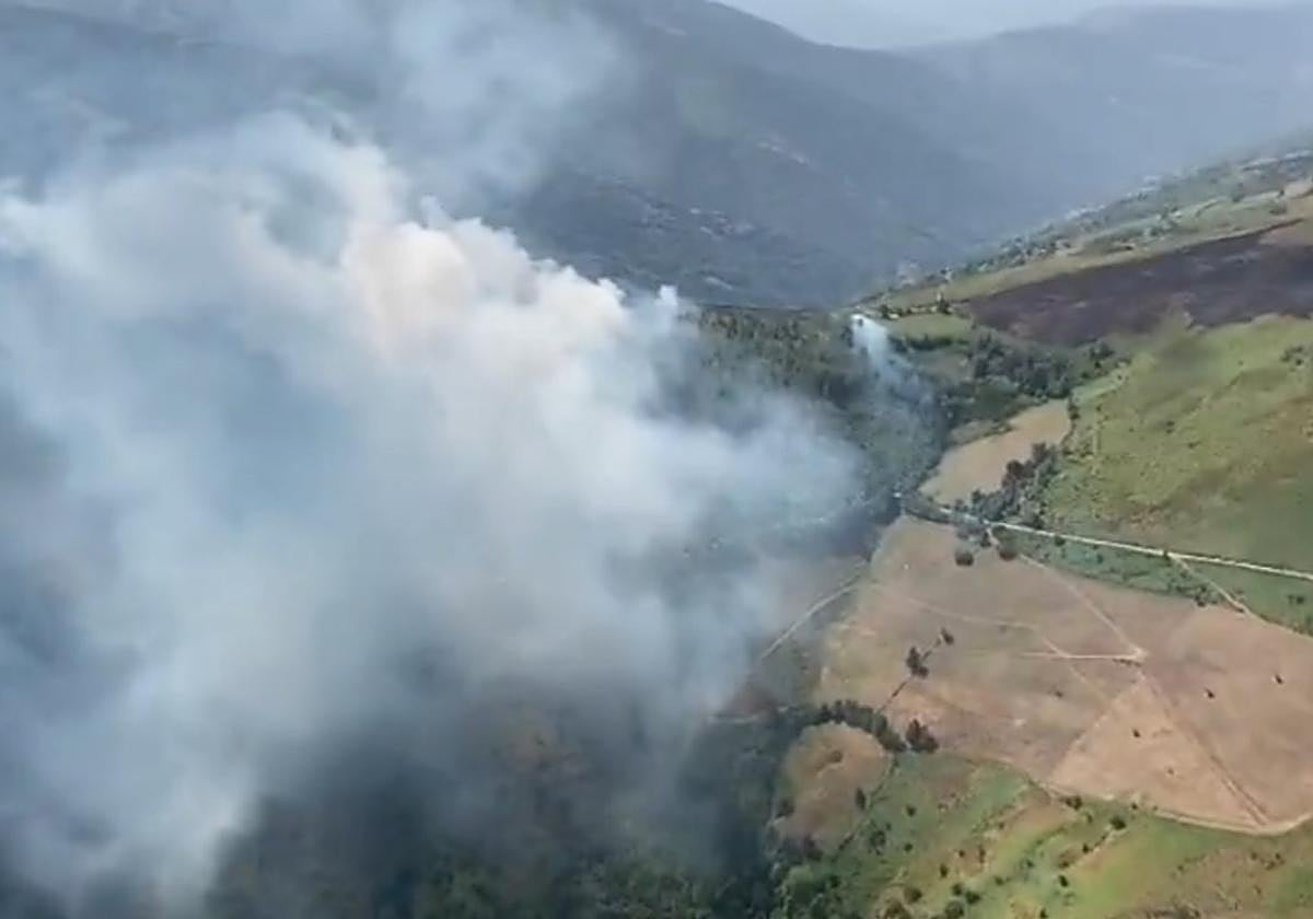 El incendio provocó una gran columna de humo.