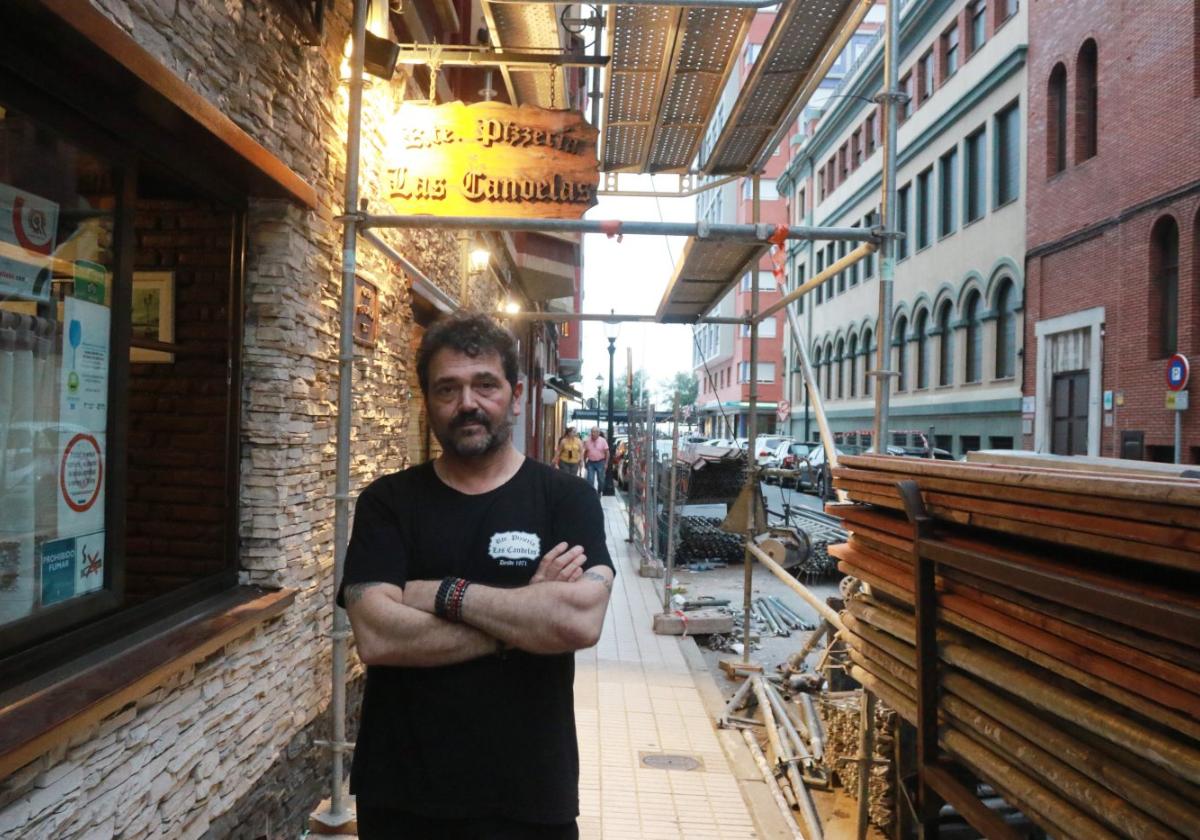 Juan Carlos Gómez, hijo y sobrino de las fundadoras, en la puerta de Las Candelas, anoche.