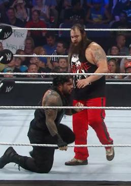 Imagen - Bray Wayatt (con pantalón rojo) en un combate de la WWE contra Roman Reigns.