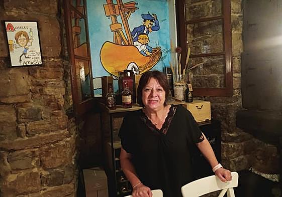 Ángeles Azabal, en la sala de su restaurante avilesino.