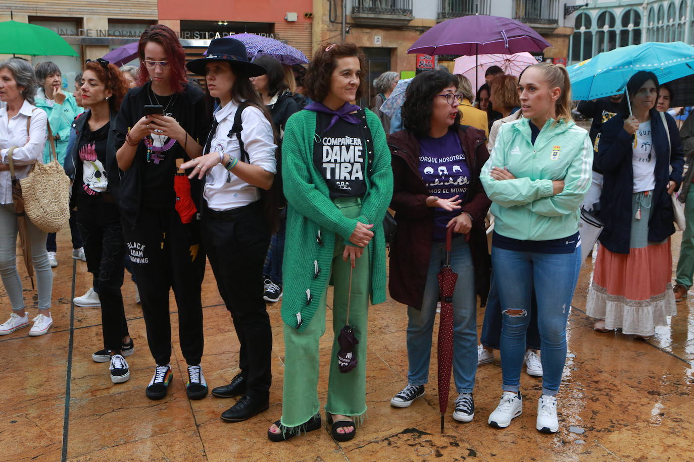 Un centenar de personas protestan contra Rubiales, en Oviedo